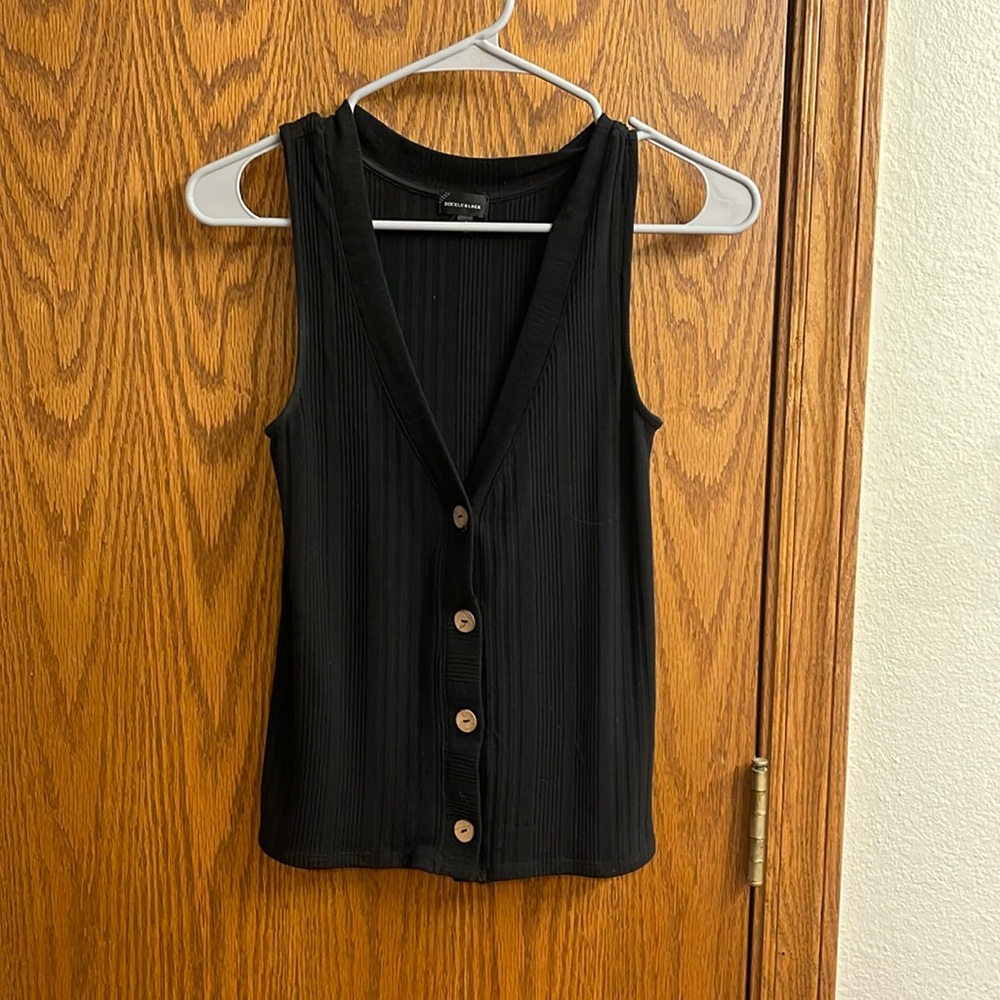 Buckle black top!